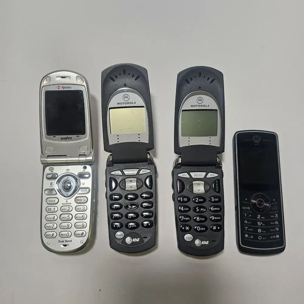 Lot 5 Vintage Cell Phones. Some Flip phones. Black Silver